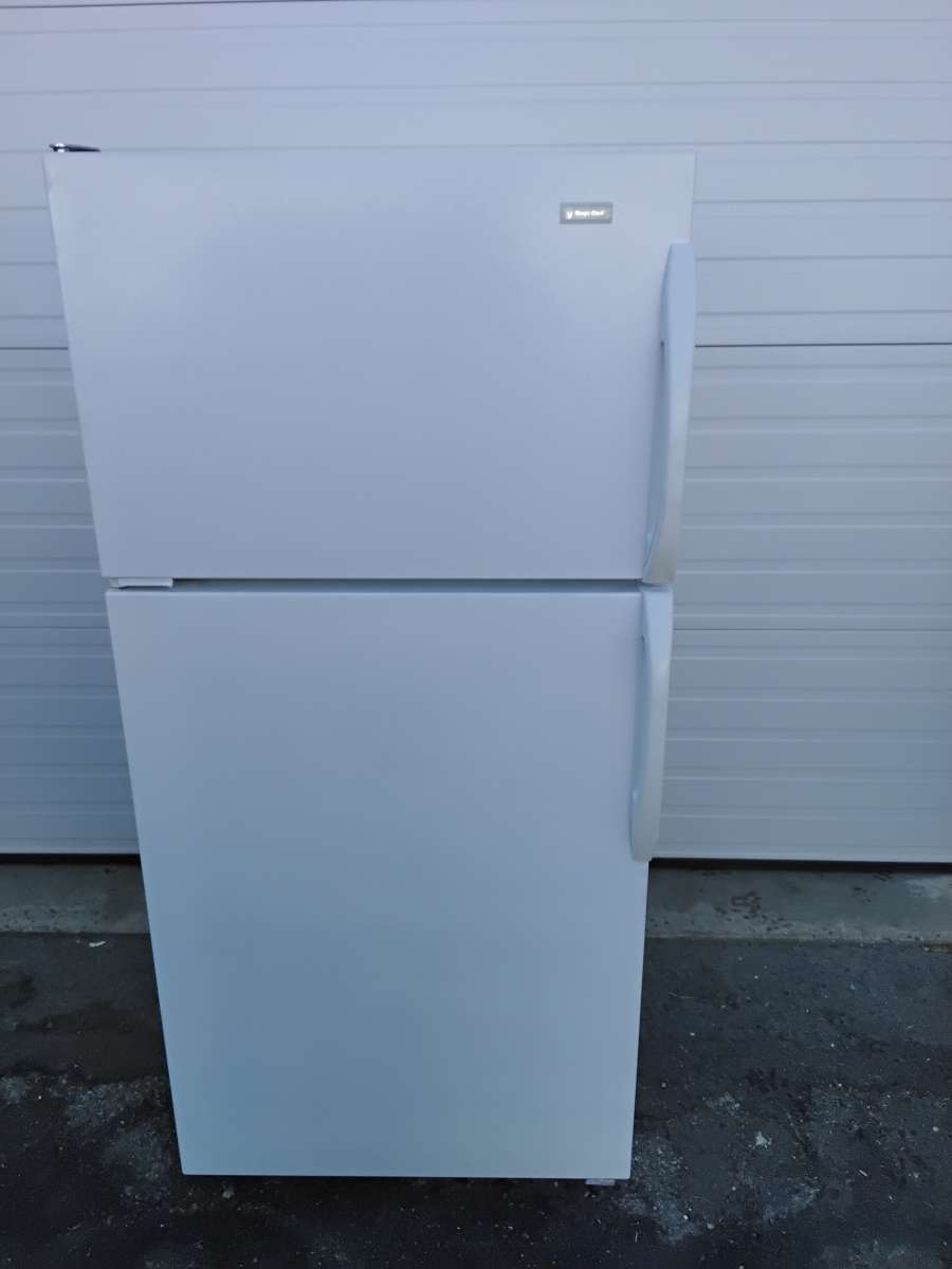 Magic Chef Refrigerator and Freezer Apartment Size Like New