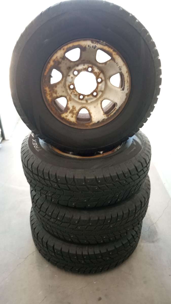 set of 4 tires and wheels R15 is for SNOW