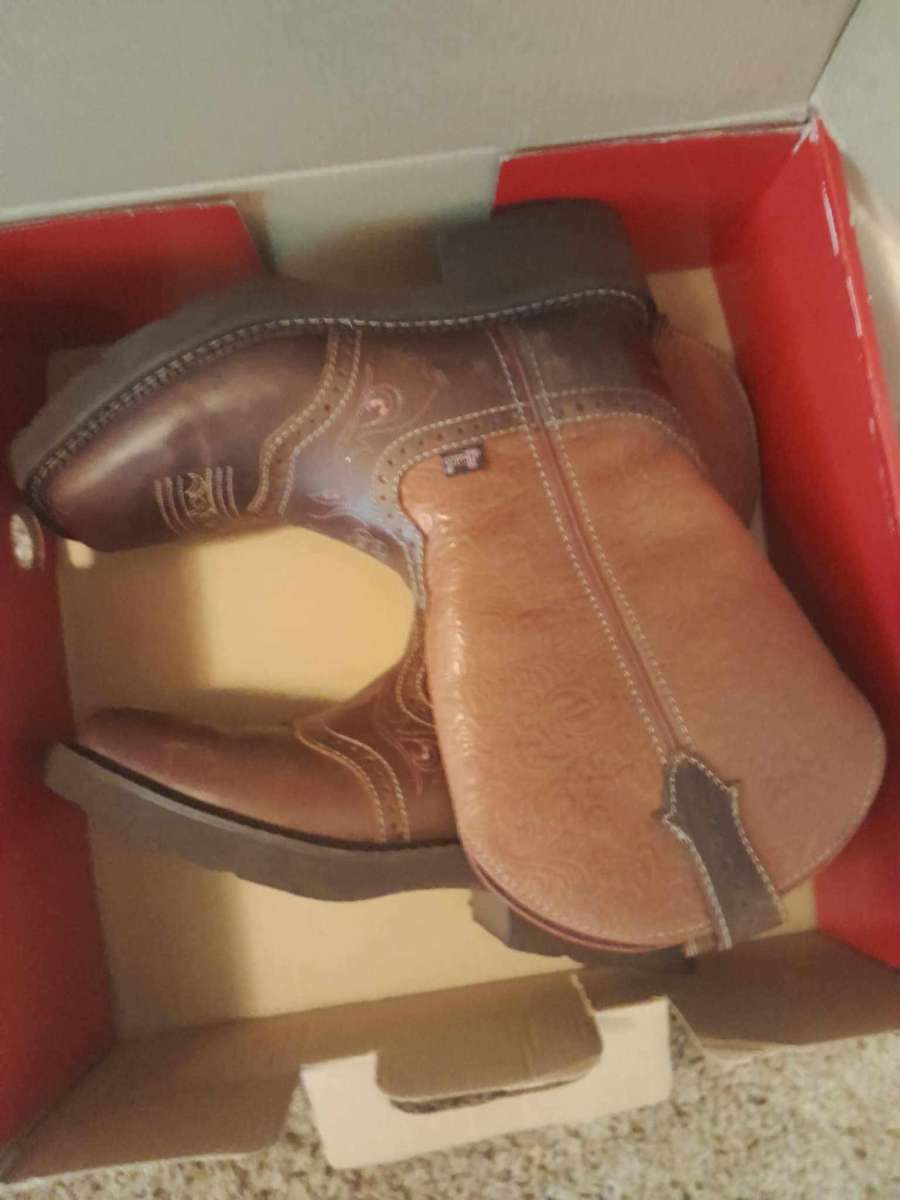 justin cow girls boots still in the box smoke free