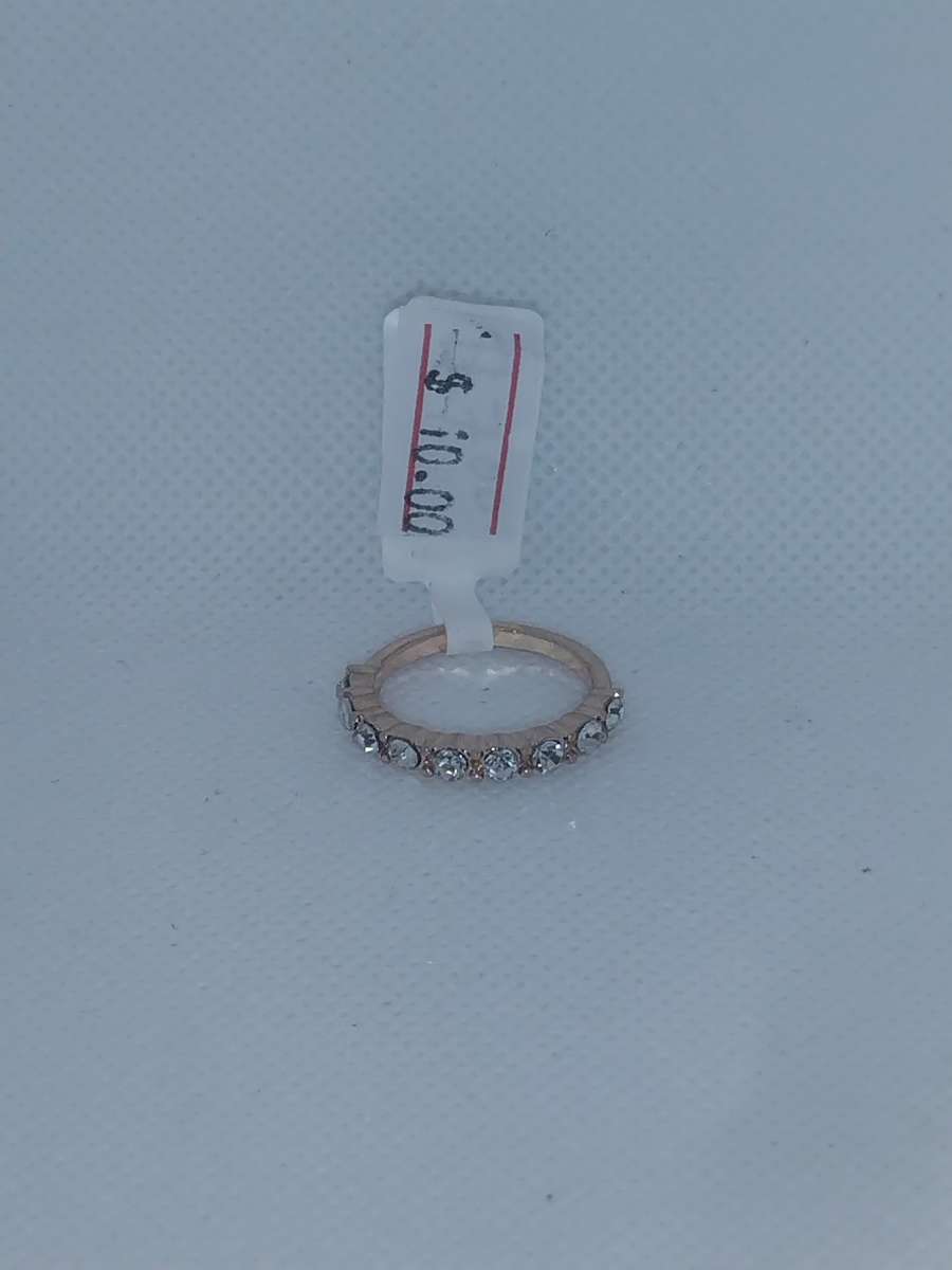 Medium White Stones Chic Rhinestone Ring