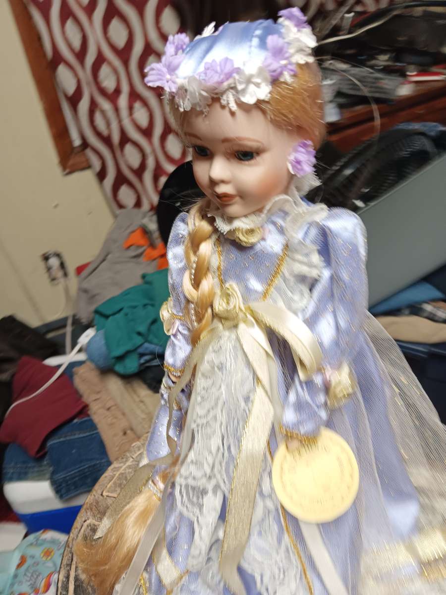 porcelain dollsshoestoys