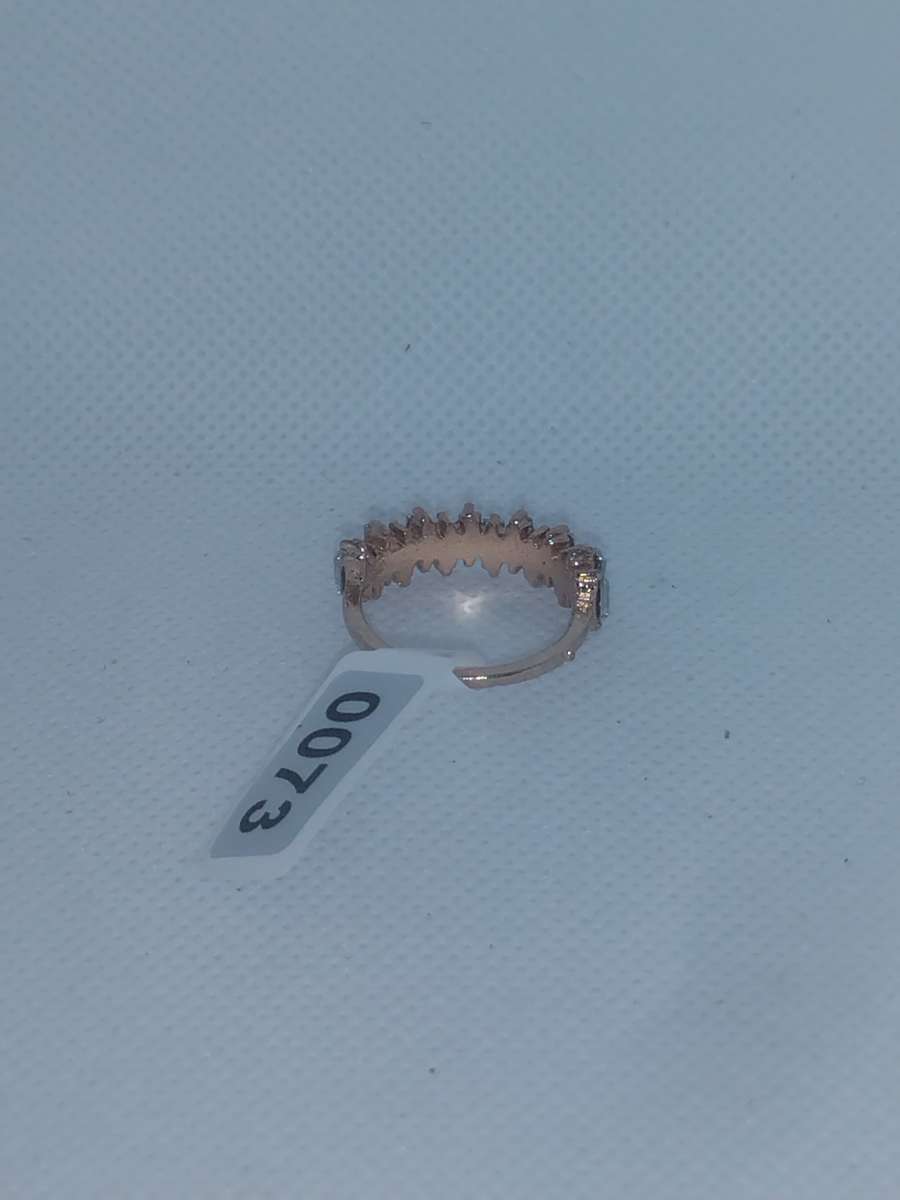 Straight White Chic Rhinestone Ring