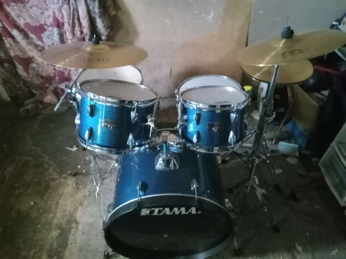 Drumkit TAMA Imperial star5 piece and  hi hats and 2 cymbals