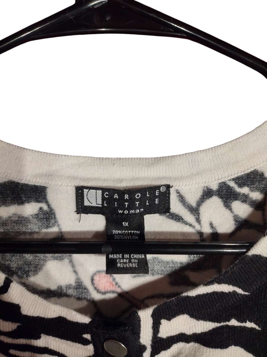 Carole little black and white flower design jacket size 1x