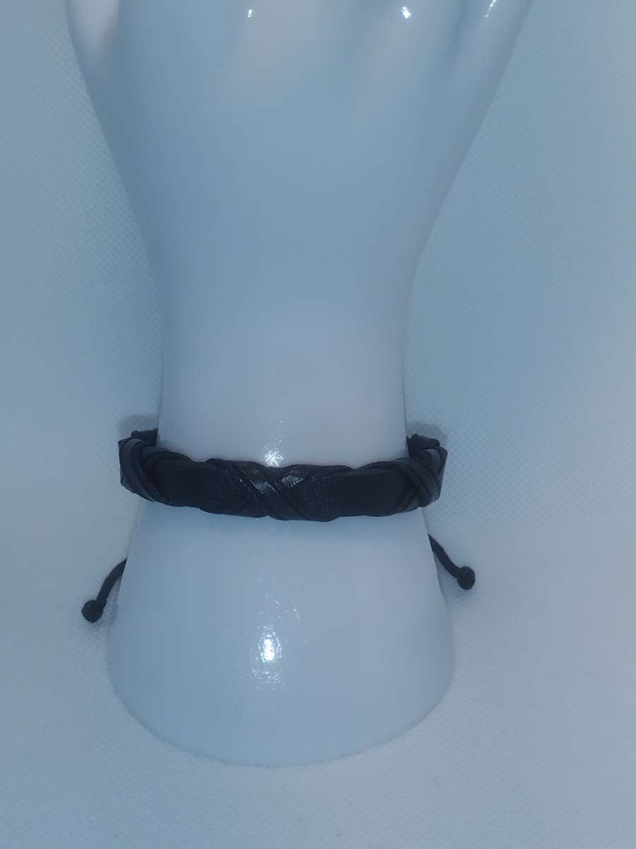 Faux Leather Bracelet criss cross black
