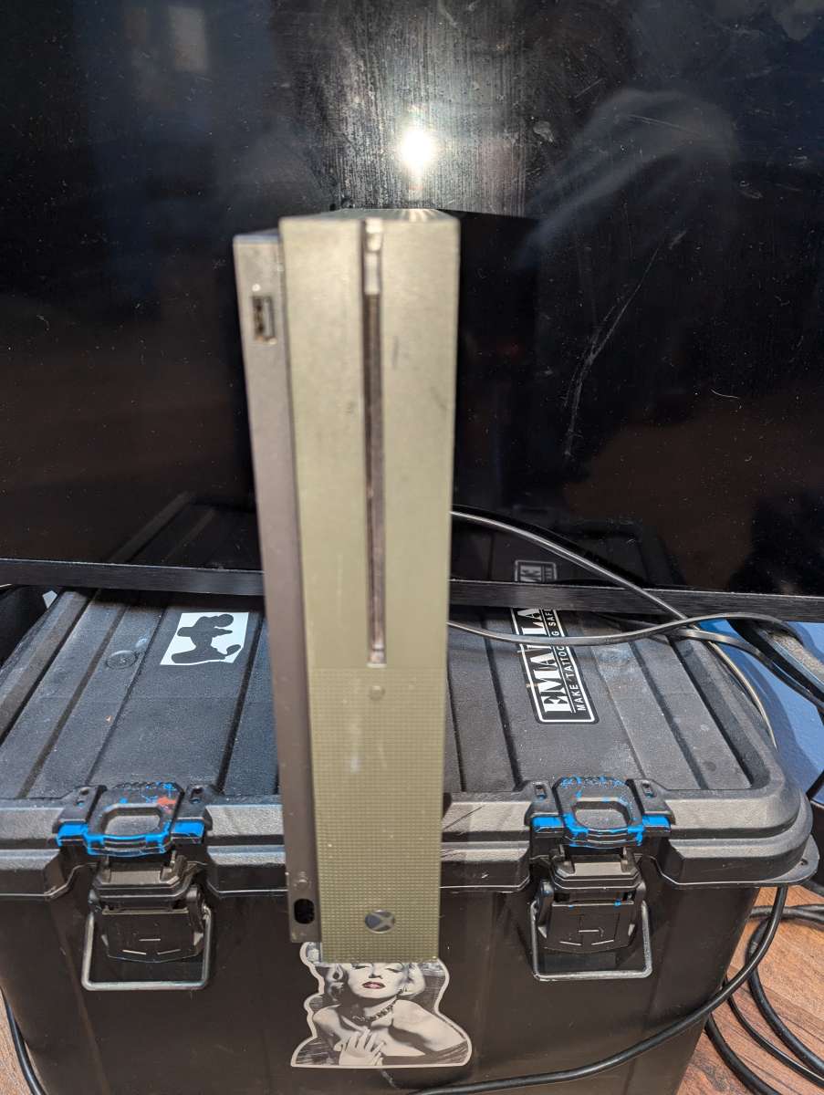 battlefield edition 1tb Xbox one with elite series controlle