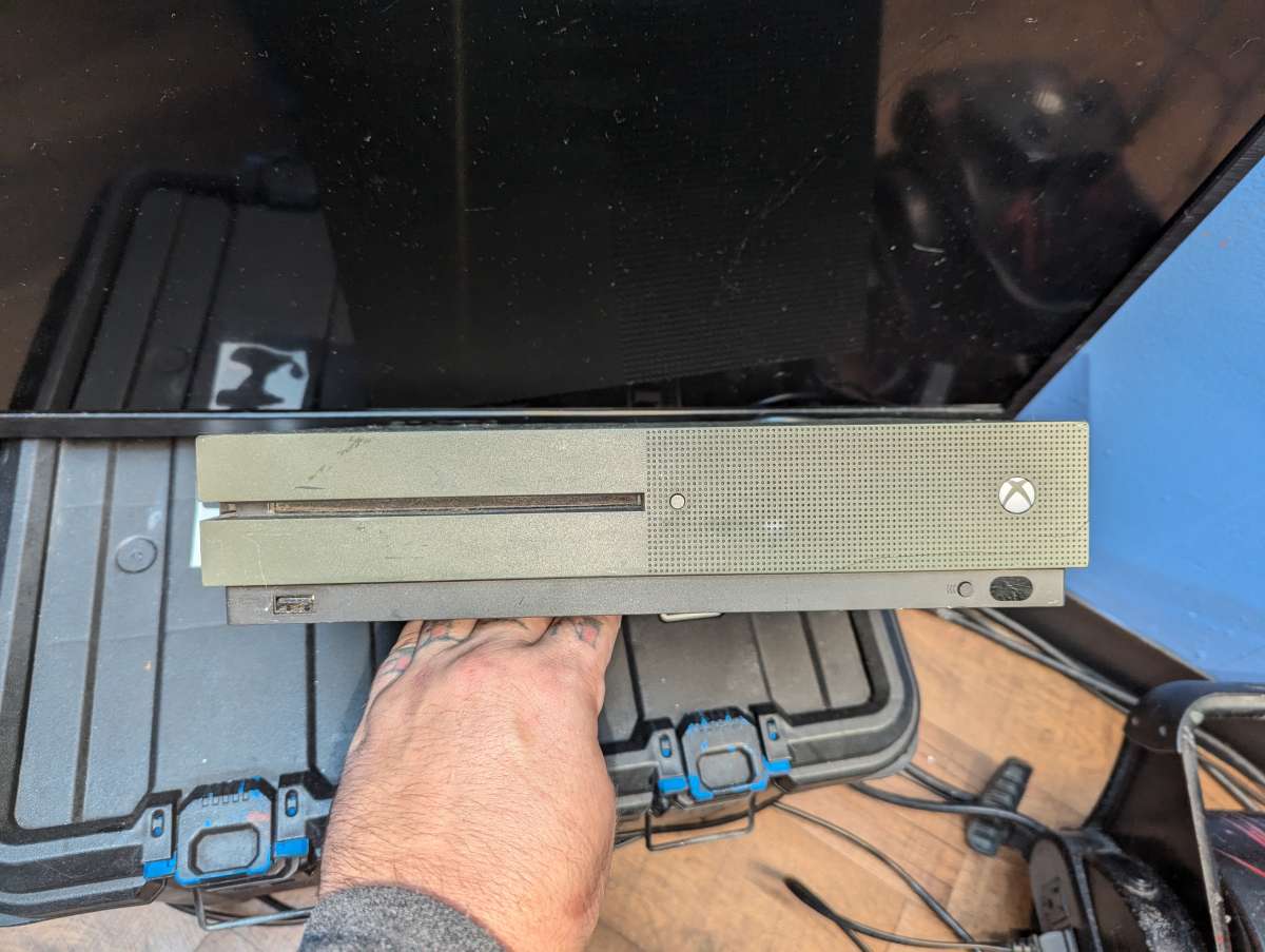 battlefield edition 1tb Xbox one with elite series controlle