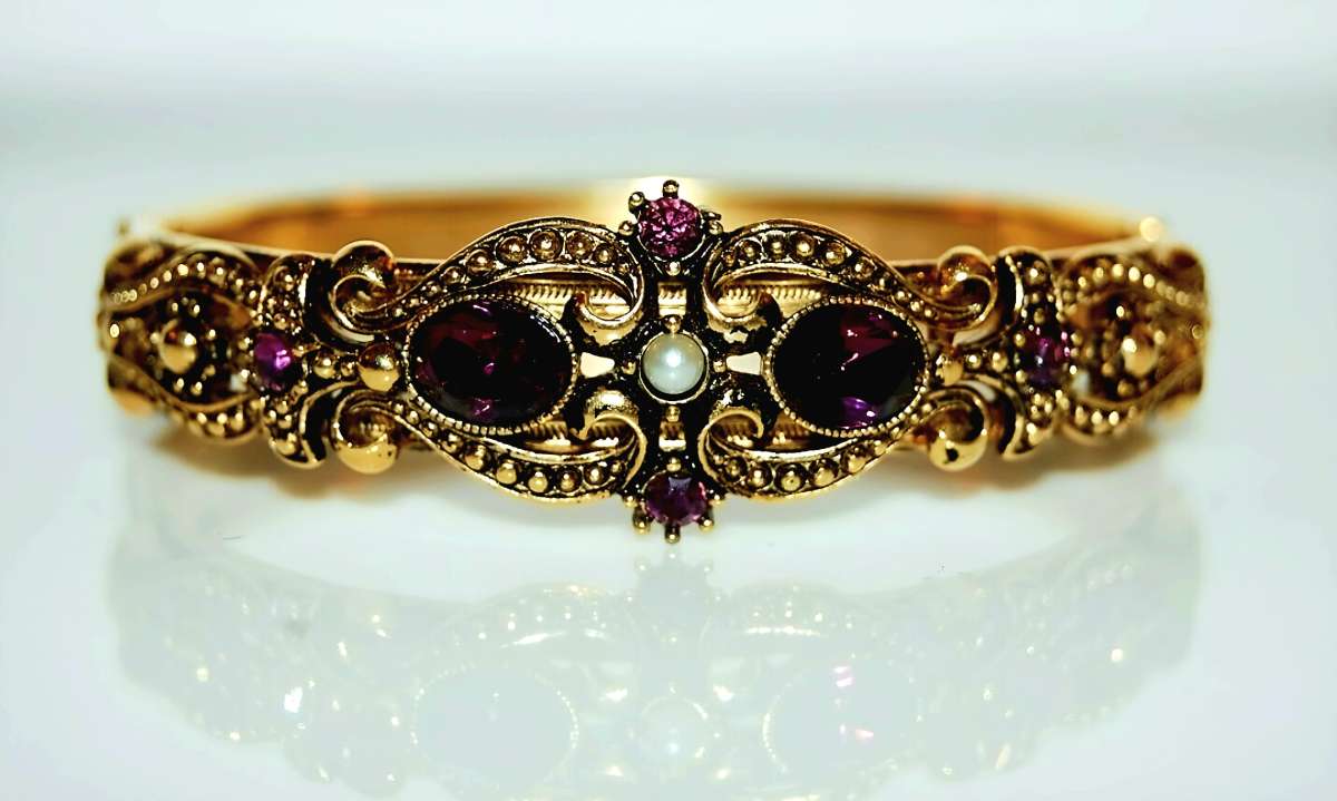 AV0N Vntg 1974 Queensbury Bracelet