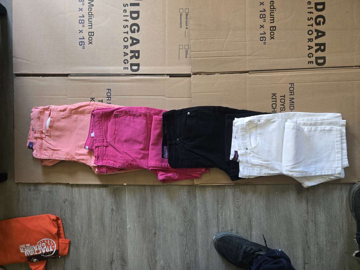 women Gloria Vanderbilt pants 4 pairs