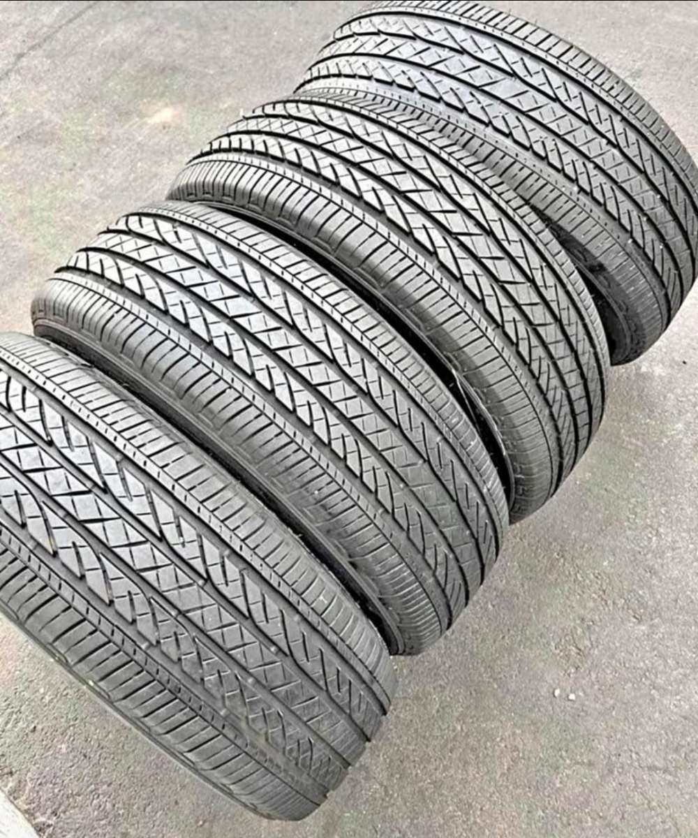 215 55 R18 tires con 80 de vida las 4 de la marca Firestone