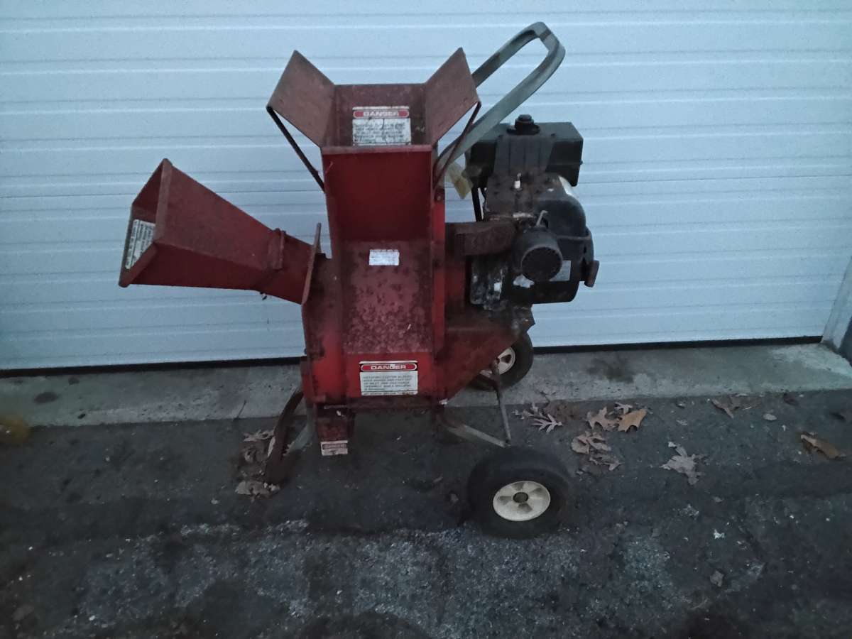 Nice Tomahawk Chipper and Shredder OEM Like New