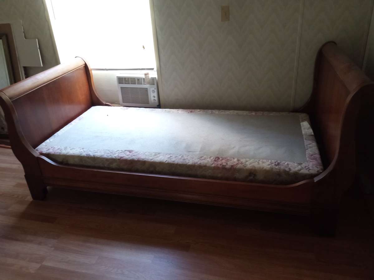 sleigh bed