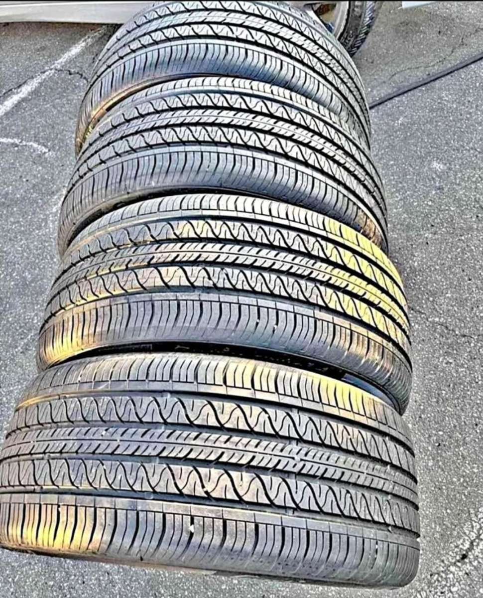 255 45 R19 tires con 80 de vida las 4 de la marca CONTINENTA