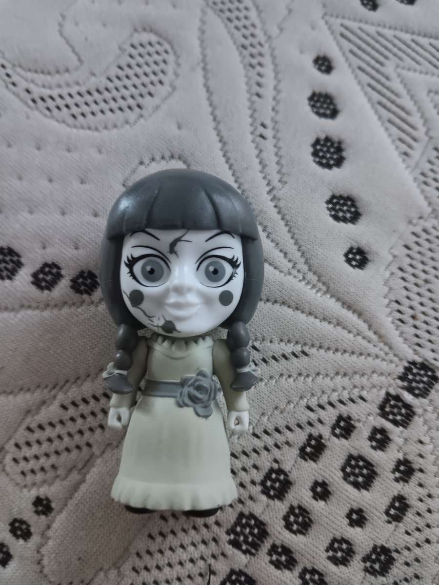 lost stand white Annabelle horror mini figure good condition
