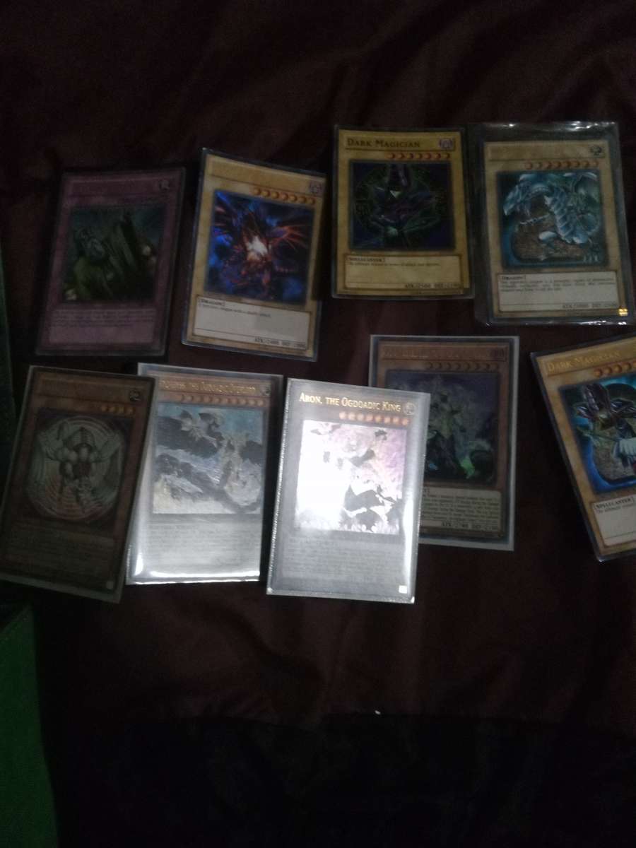 300 plus yugioh cards halifoil and rares