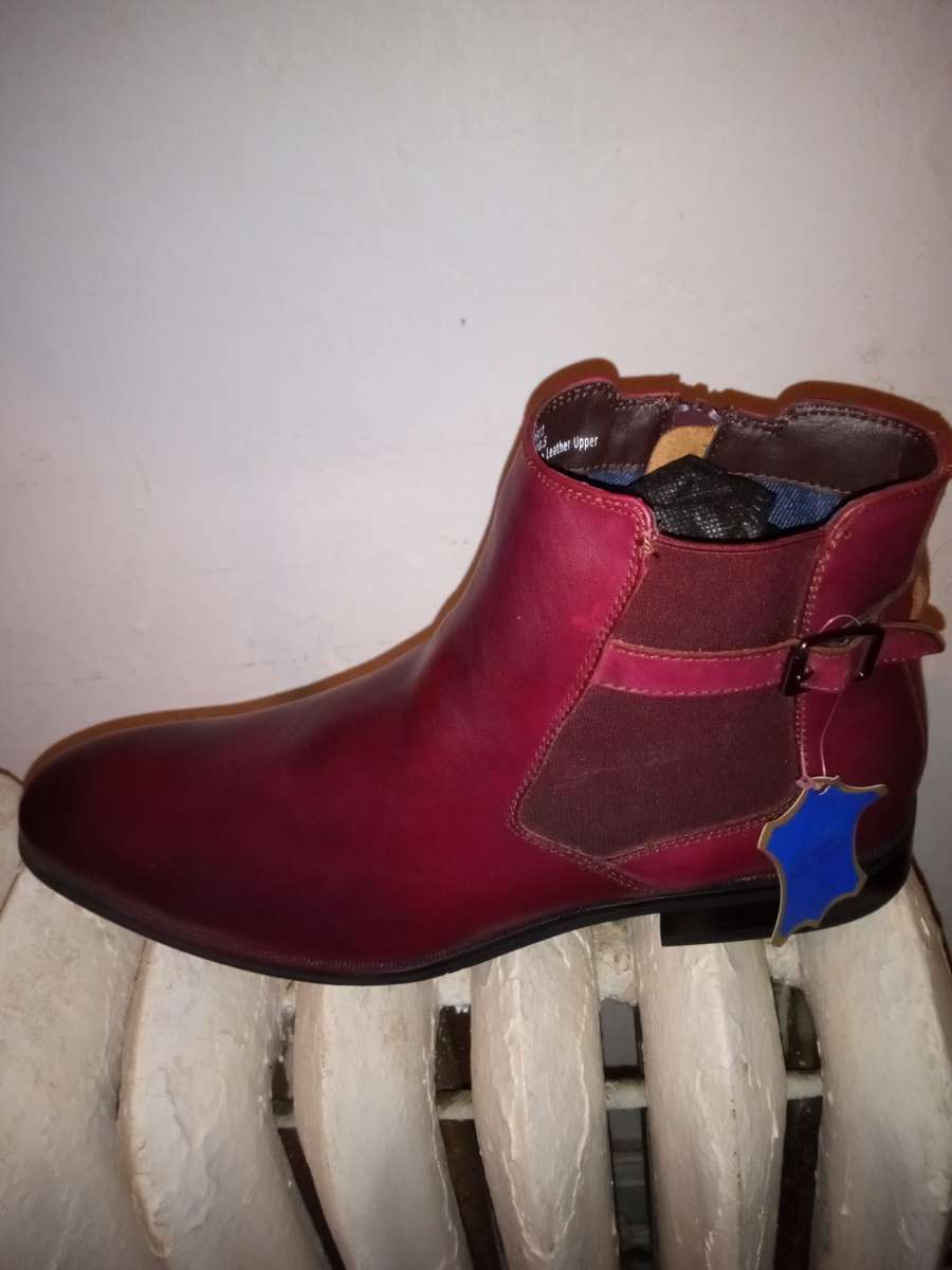 SELLING MY BRAND NEW NEVER USED LA MILANO BURGUNDY SHOES