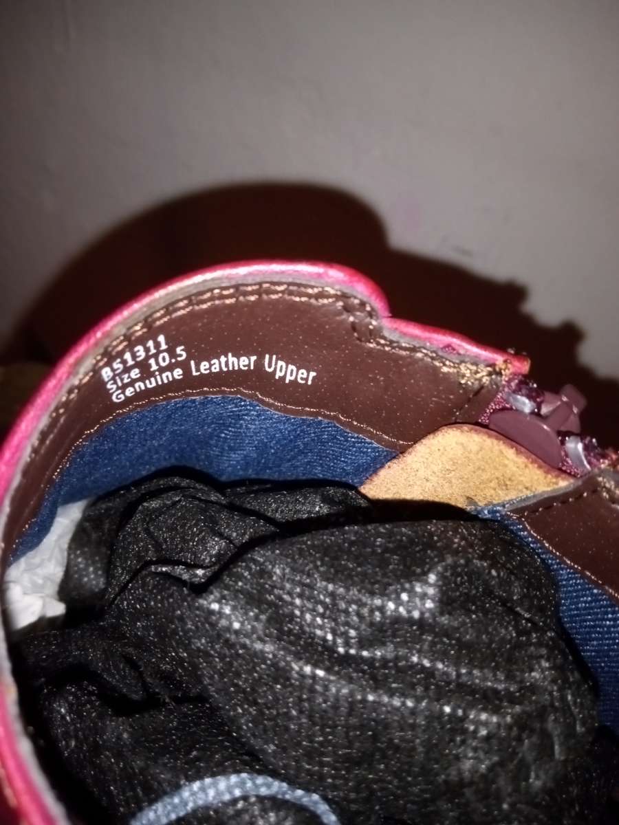 SELLING MY BRAND NEW NEVER USED LA MILANO BURGUNDY SHOES