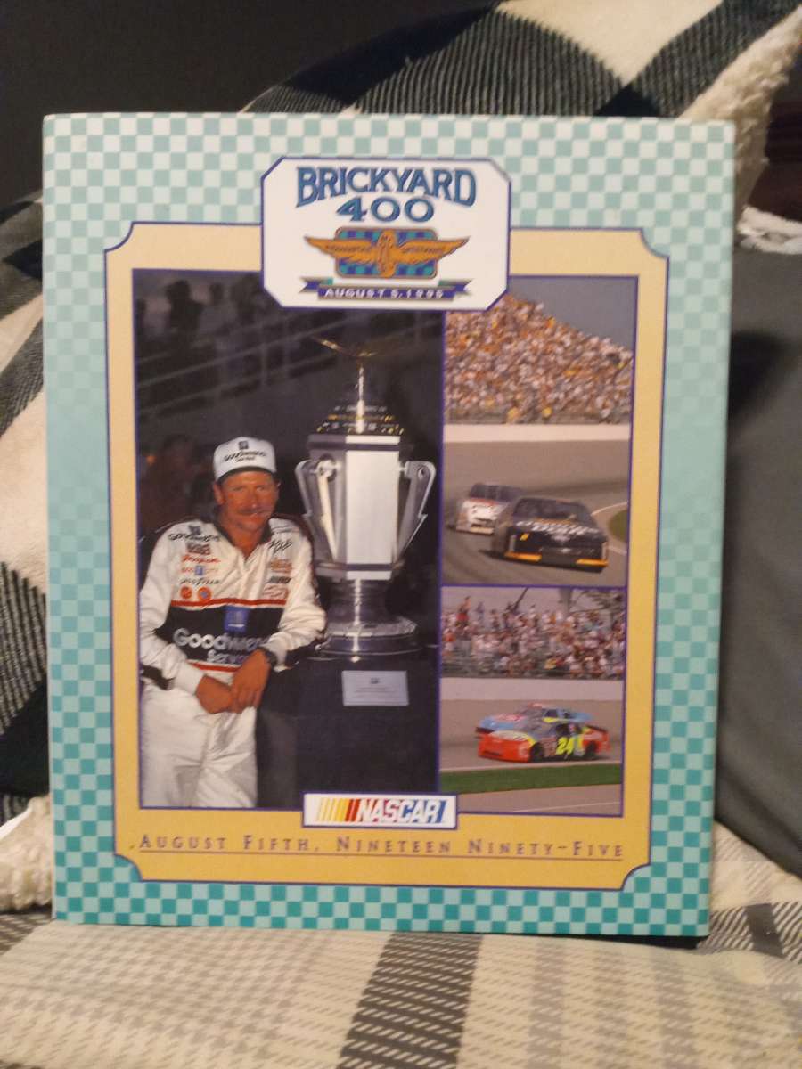 Im Selling 2 books and 2 magazines of dale Earnhardt