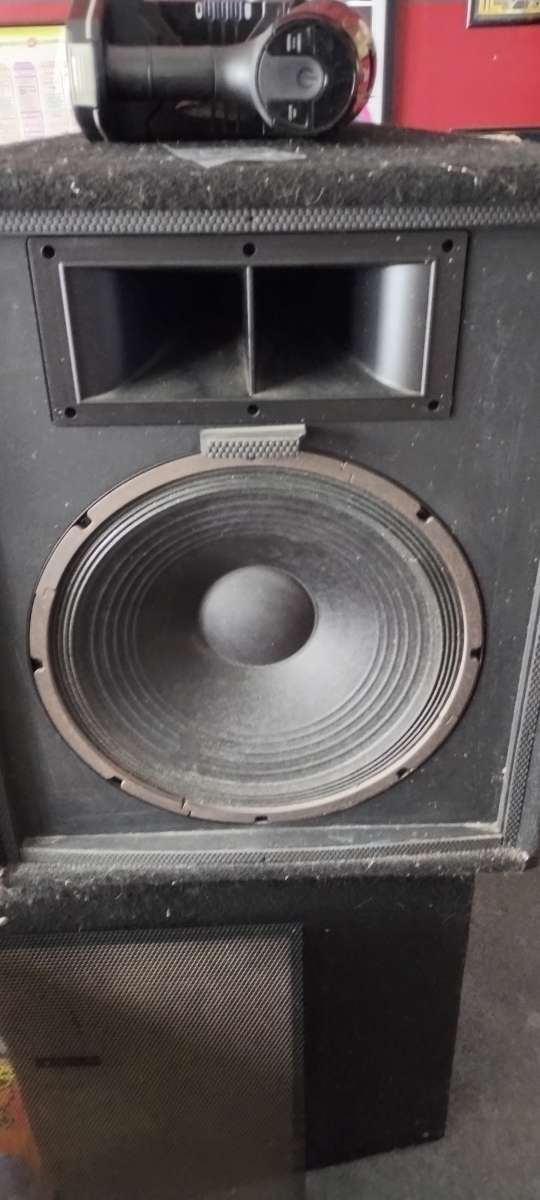 Pair of Fender 115xp powered speakera