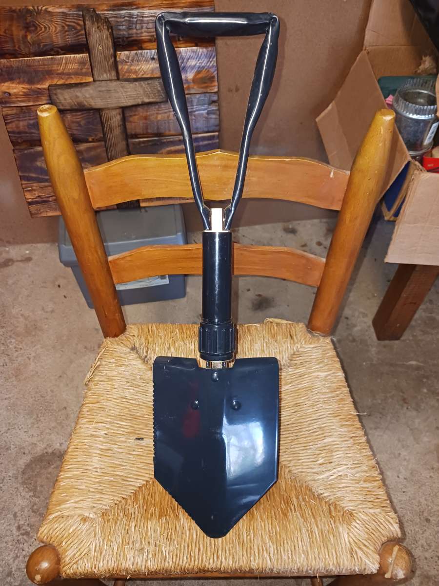 Wren foldable shovel