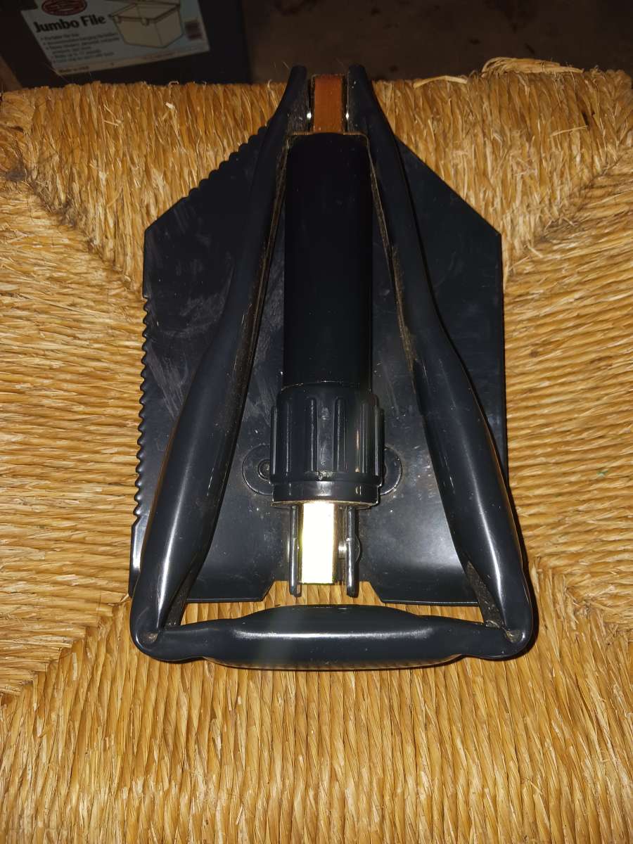 Wren foldable shovel