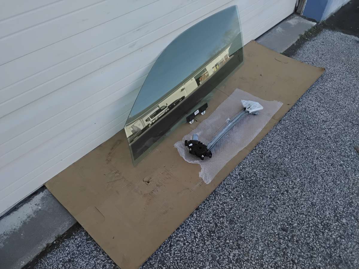 2018 Honda Civic Left Front Door Glass and Window Regulator