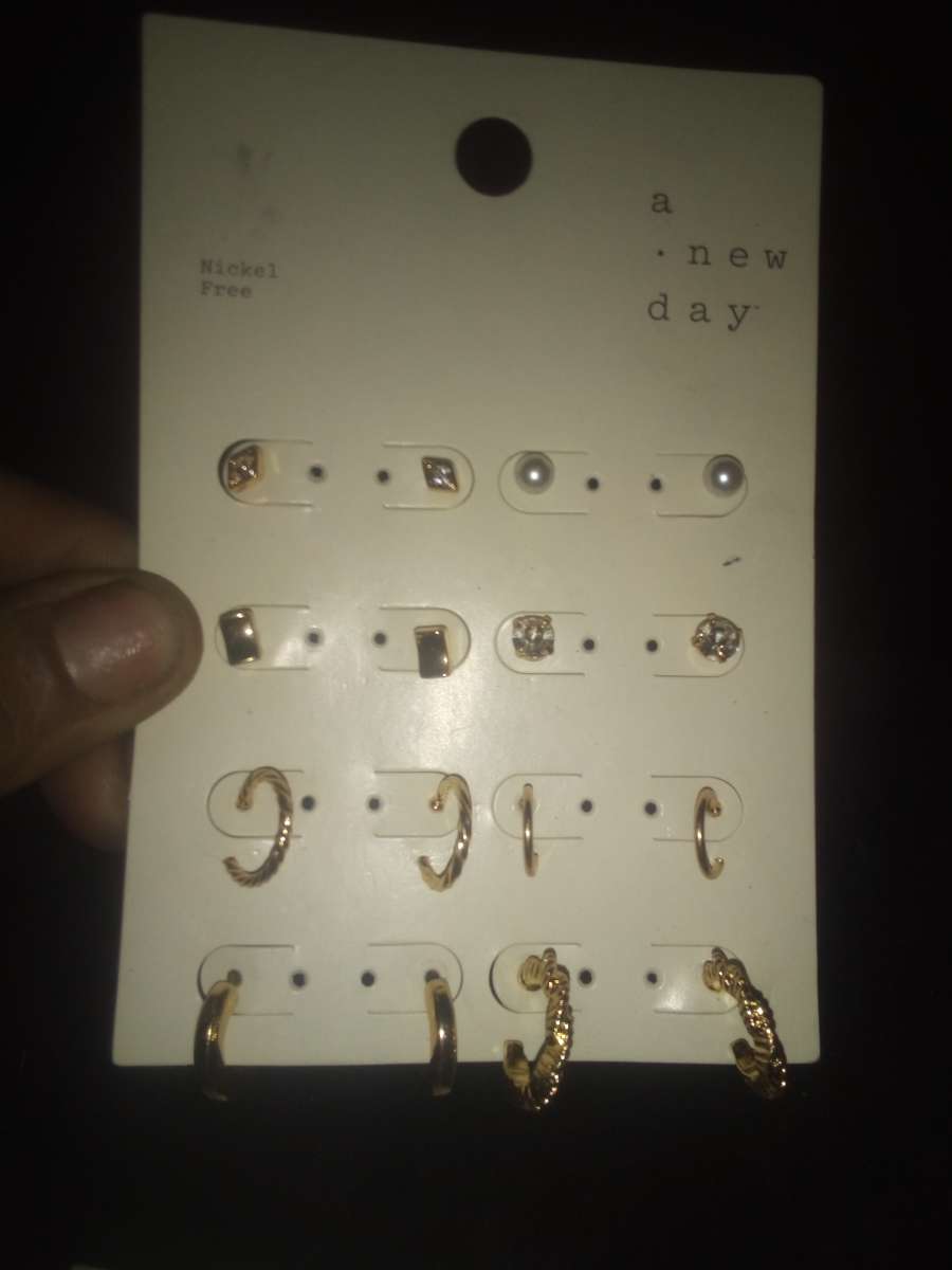 Assorted womans Jewelry