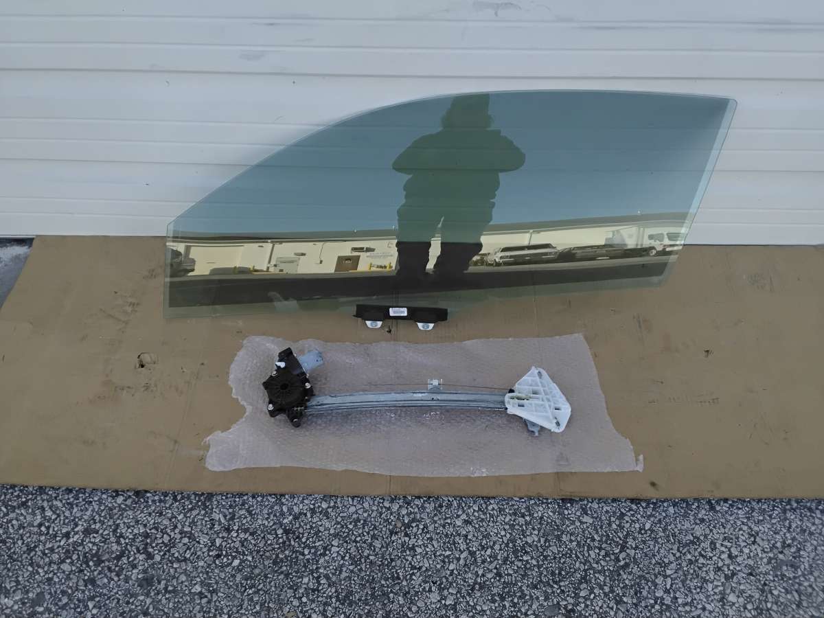 2018 Honda Civic Left Front Door Glass and Window Regulator