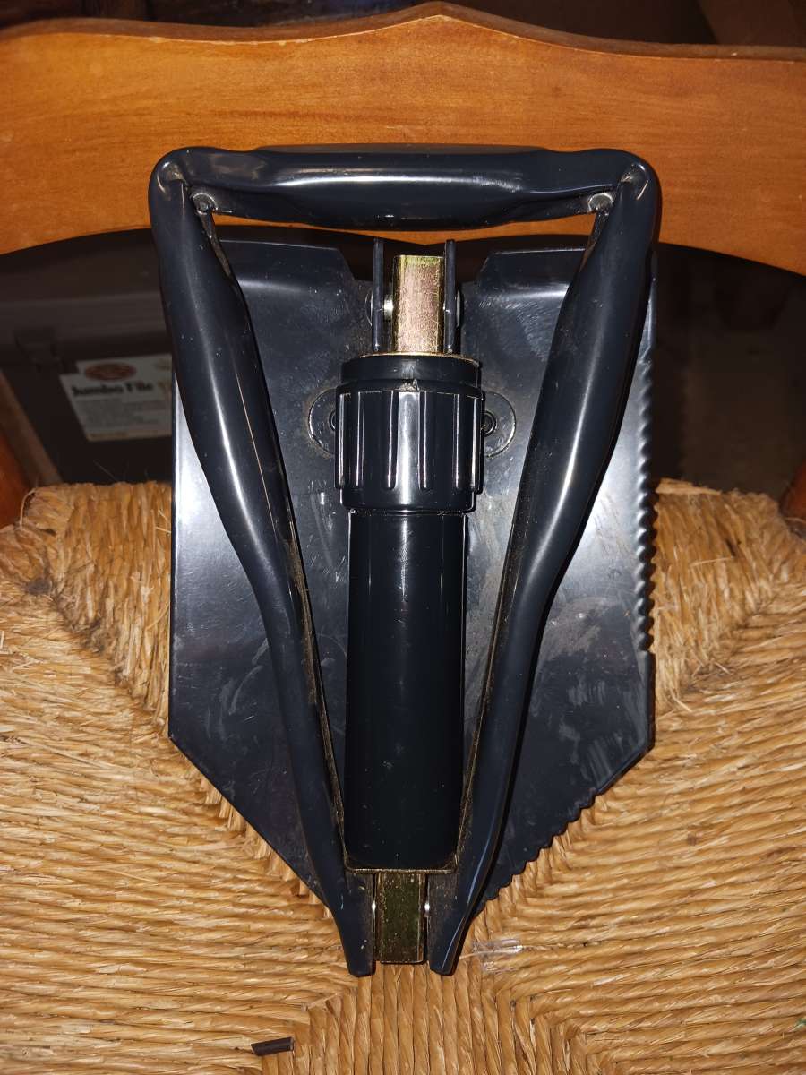 Wren foldable shovel