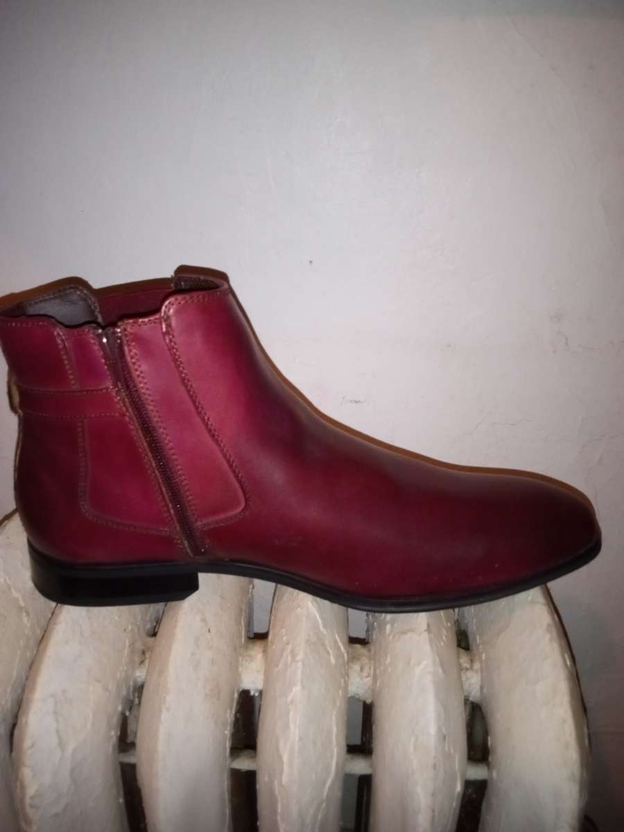 SELLING MY BRAND NEW NEVER USED LA MILANO BURGUNDY SHOES