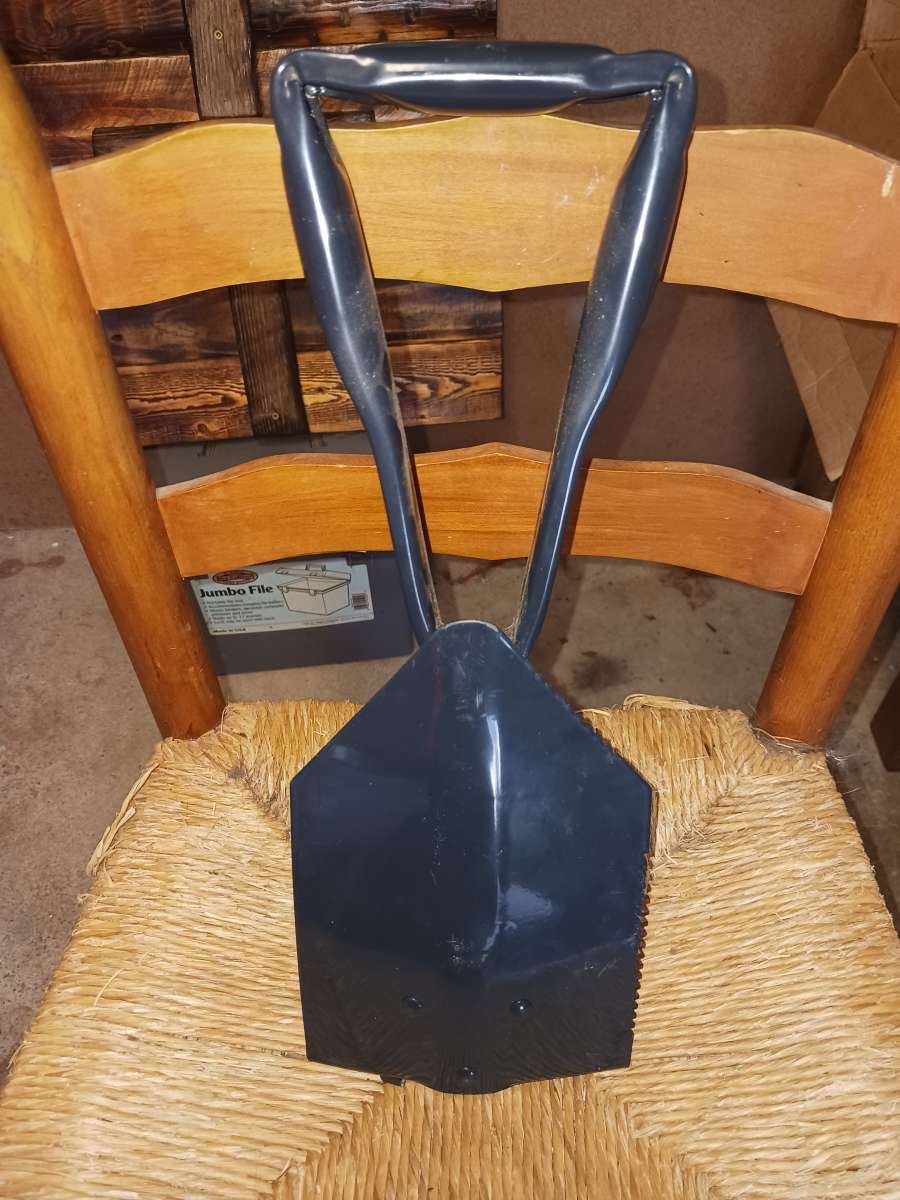 Wren foldable shovel