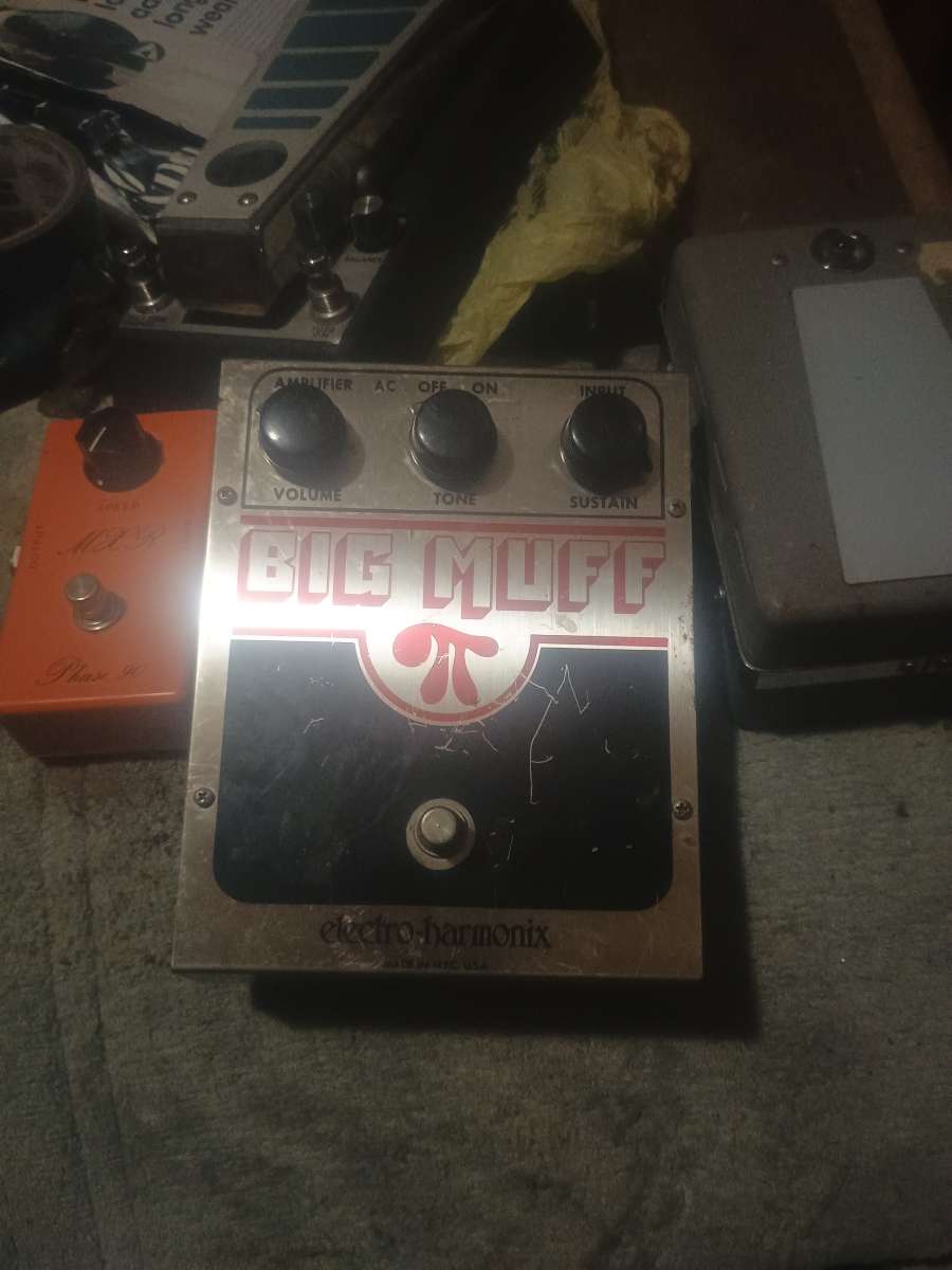 Electro harmonic Big Muff Amplifercontrol and button on it