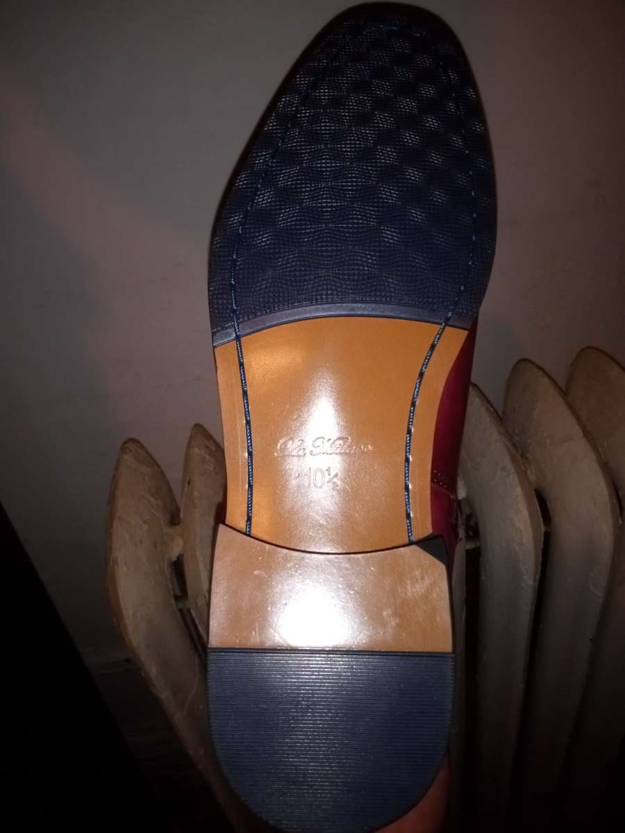 SELLING MY BRAND NEW NEVER USED LA MILANO BURGUNDY SHOES