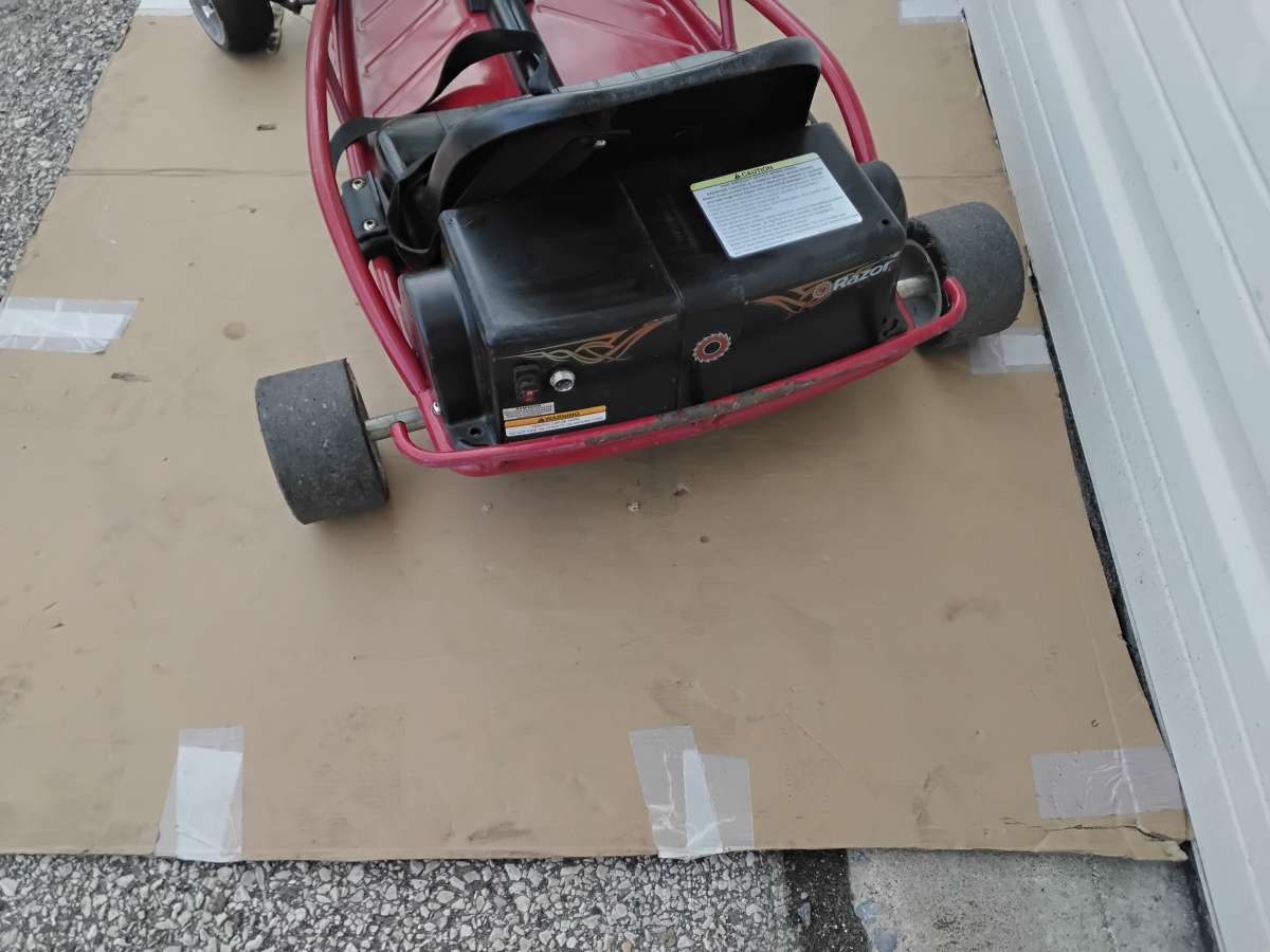 Red Electric Razor Drifter Go kart Needs Battery Like New