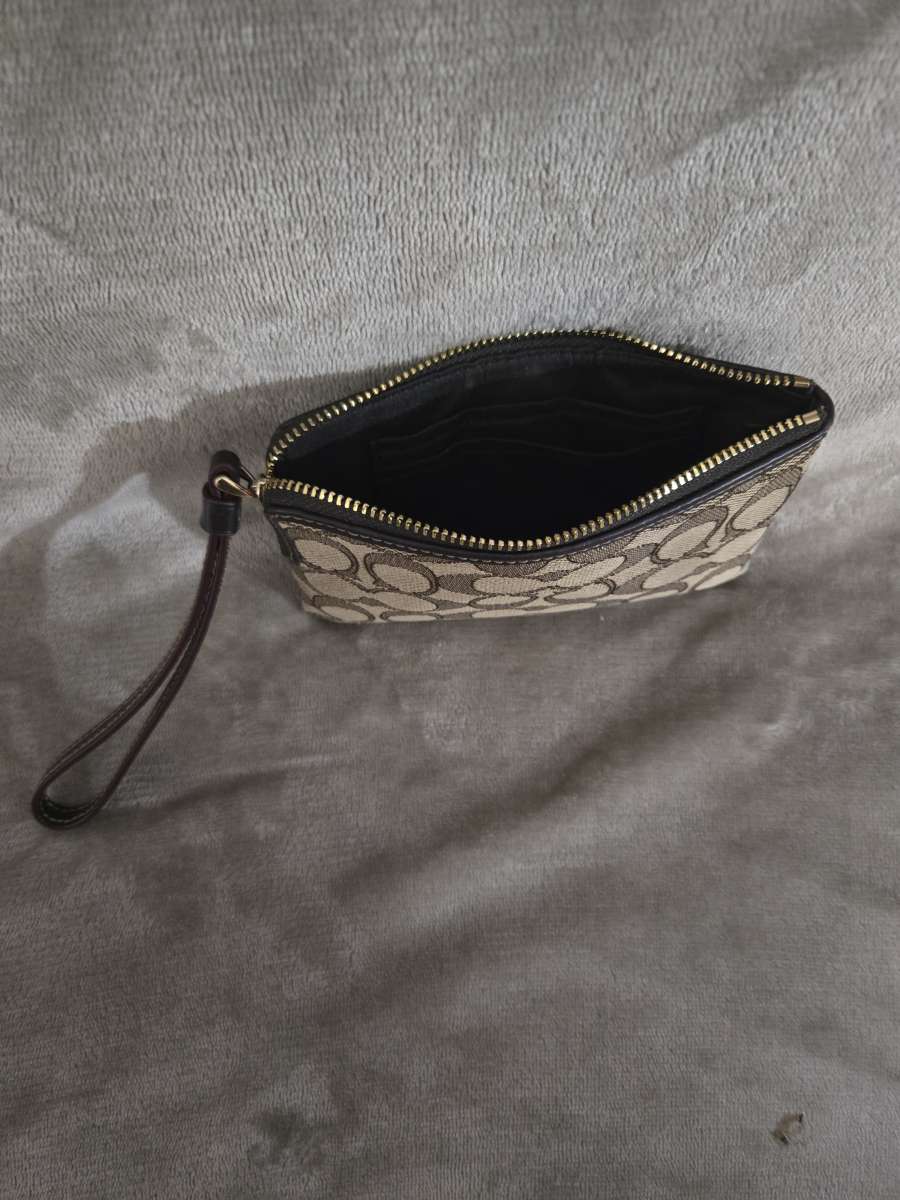COACH CORNER ZIP WRISTLET IN SINATURE CANVAS KHAKI BROWN F58