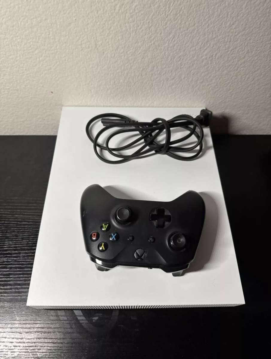 Xbox One X 1Tb With WirelessController And Power Cord