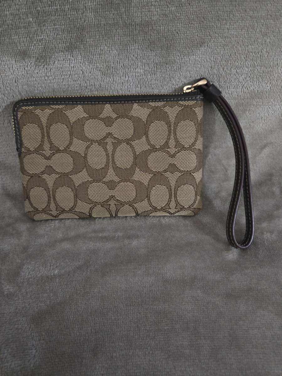 COACH CORNER ZIP WRISTLET IN SINATURE CANVAS KHAKI BROWN F58