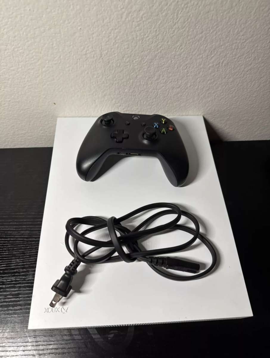 Xbox One X 1Tb With WirelessController And Power Cord