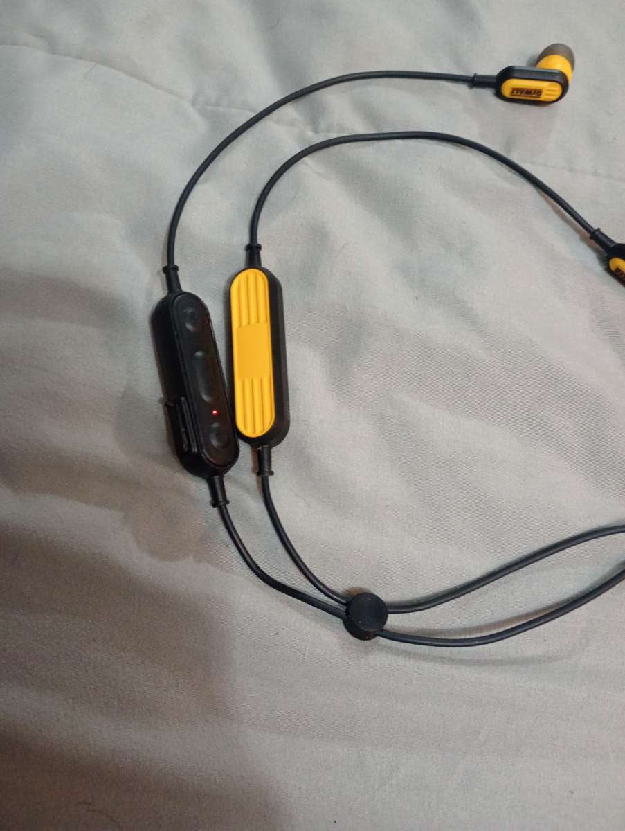 DeWalt noise cancellation Bluetooth earphones
