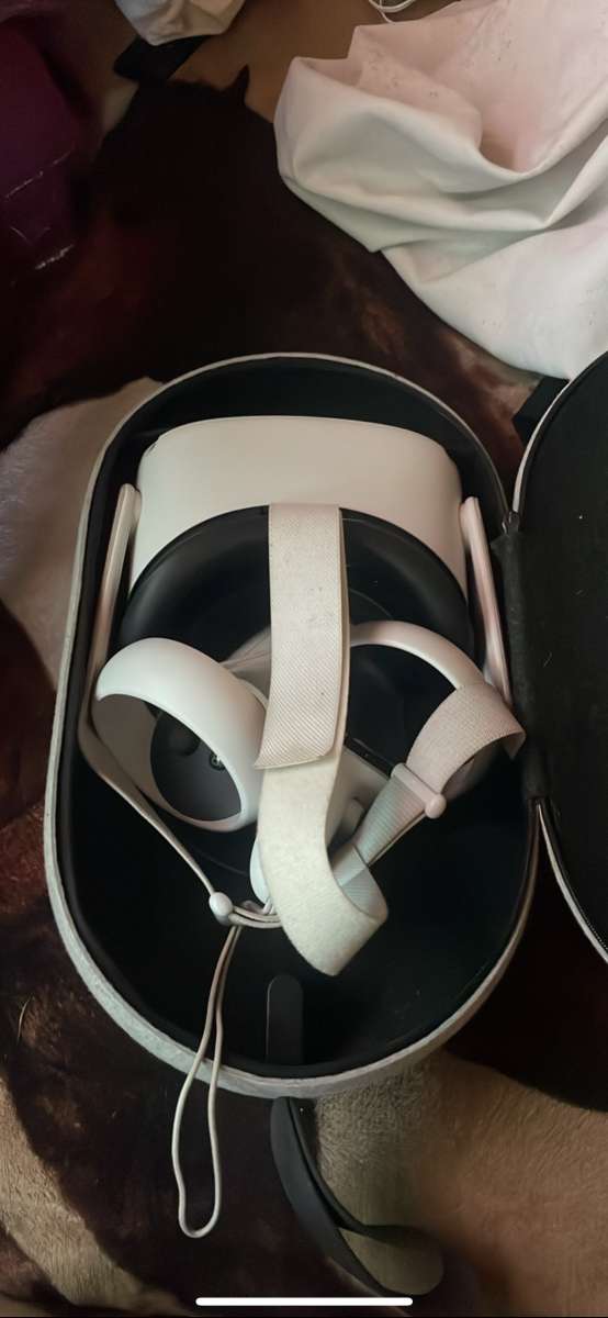 tryna get rid of oculus quest 2 256gb with carrying case