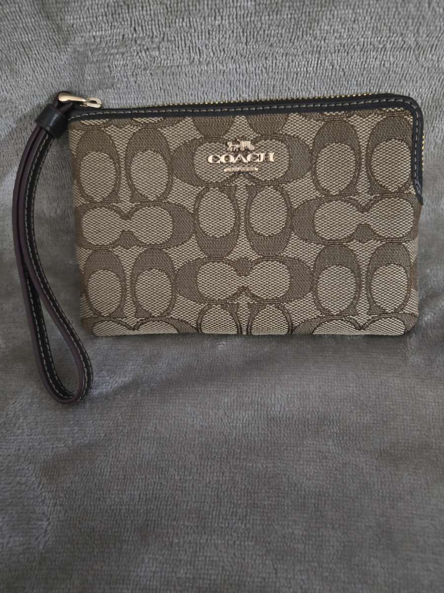 COACH CORNER ZIP WRISTLET IN SINATURE CANVAS KHAKI BROWN F58