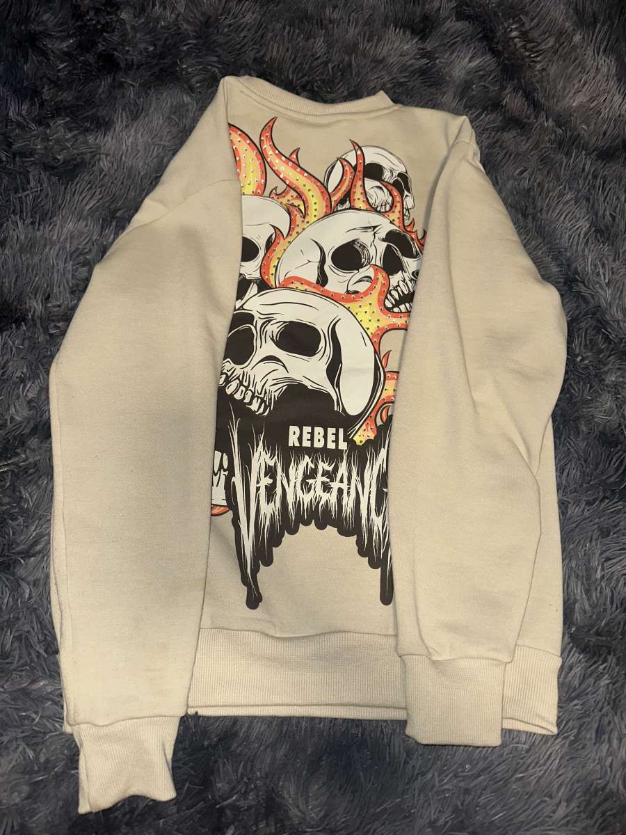 sweatshirt with skulls