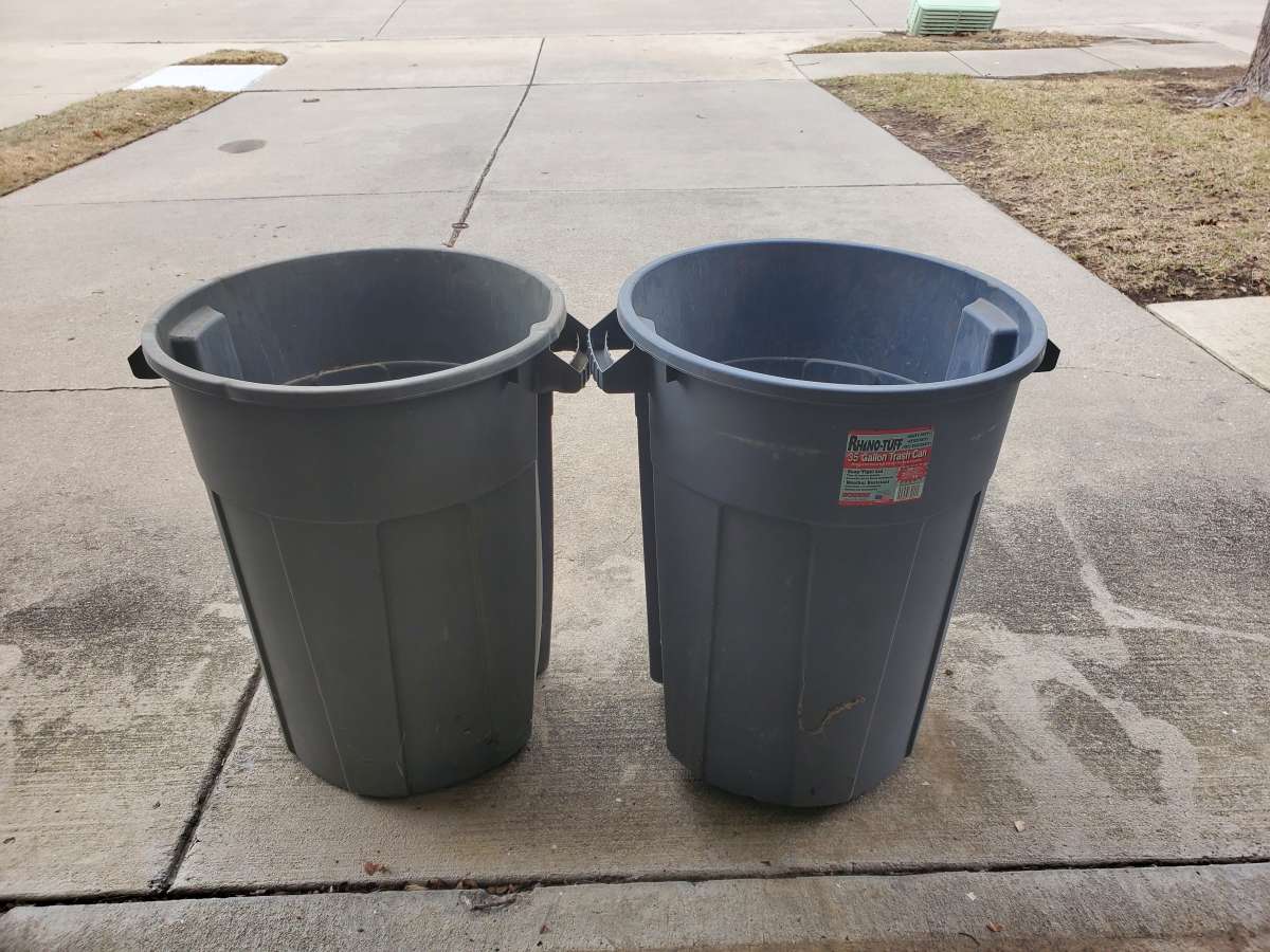 Trash Bins  35 Gallon  Set of 2