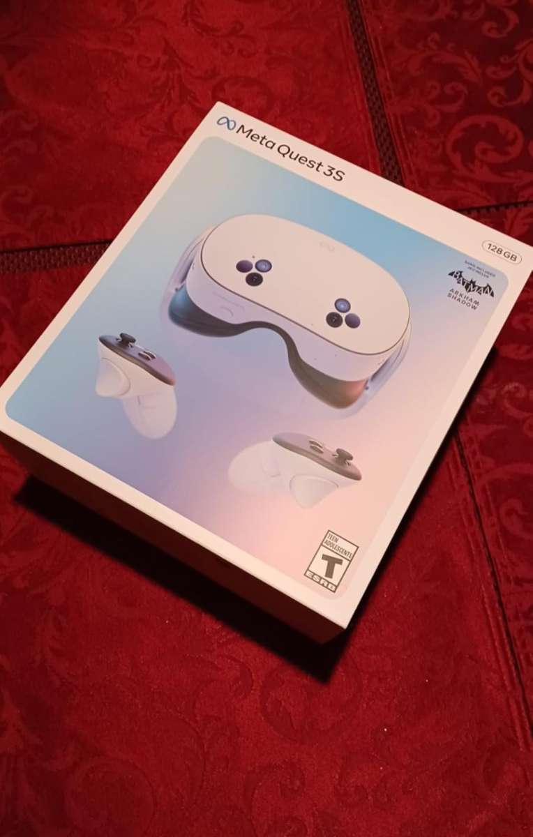 Meta Quest 3 VR Headset  128GB  with Batman Arkham Shadow