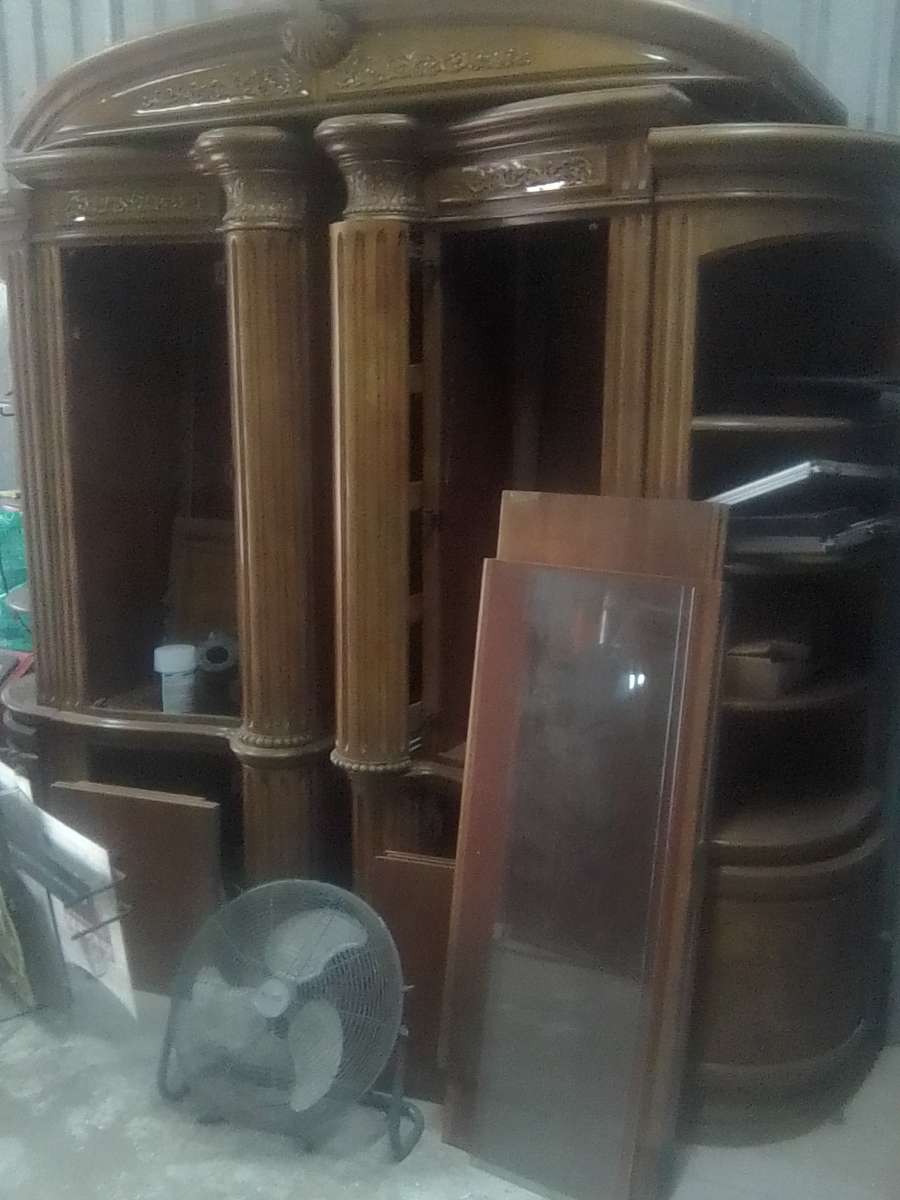 WOODEN ENTERTAINMENT CENTER