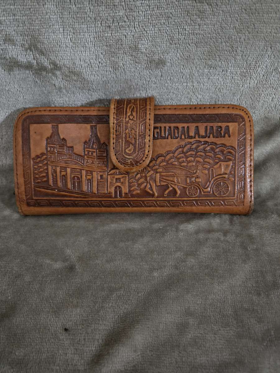 VINTAGE LIGHT BROWN LEATHER GUDALAJARA WALLET USED