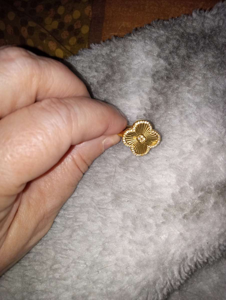 cloverleaf design ring with diamond chips