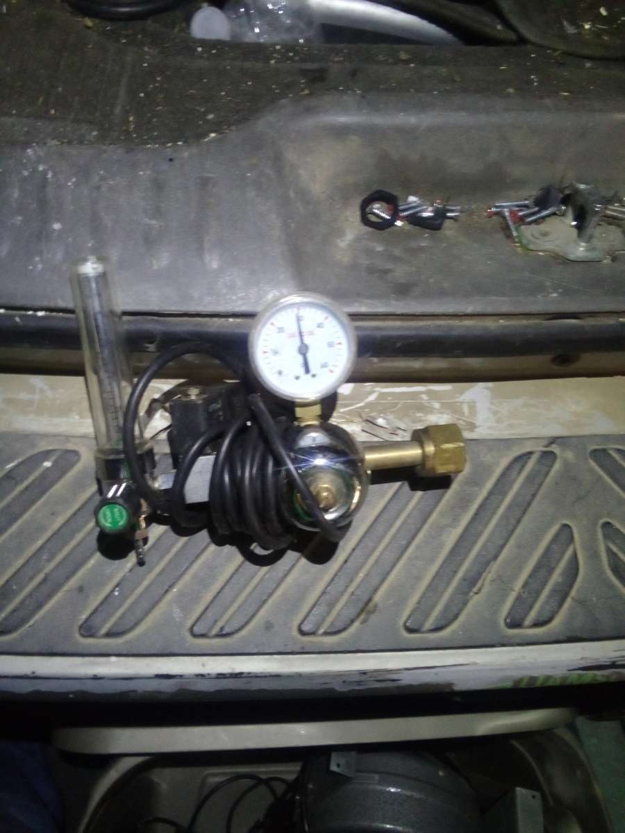 c02 injection controller with regulator