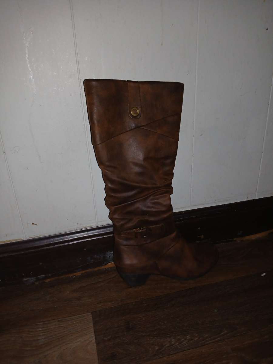 a pair of women boots size 6 and a womens medium jacket tree
