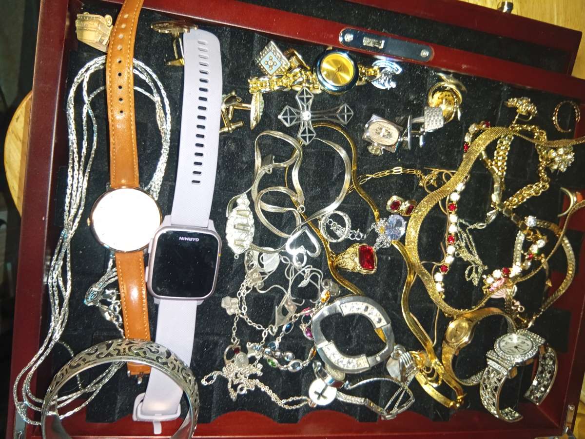 bunch of nice jewelry lots of real mostly silver